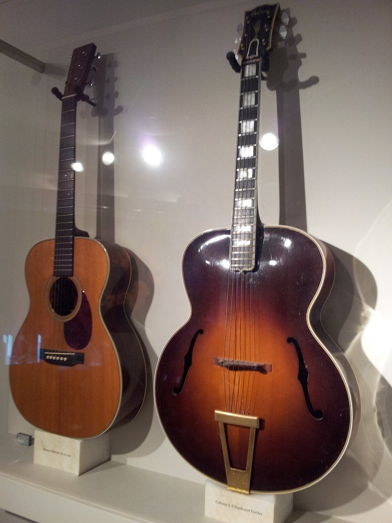 Image de guitare acoustique guitares en bois sur table