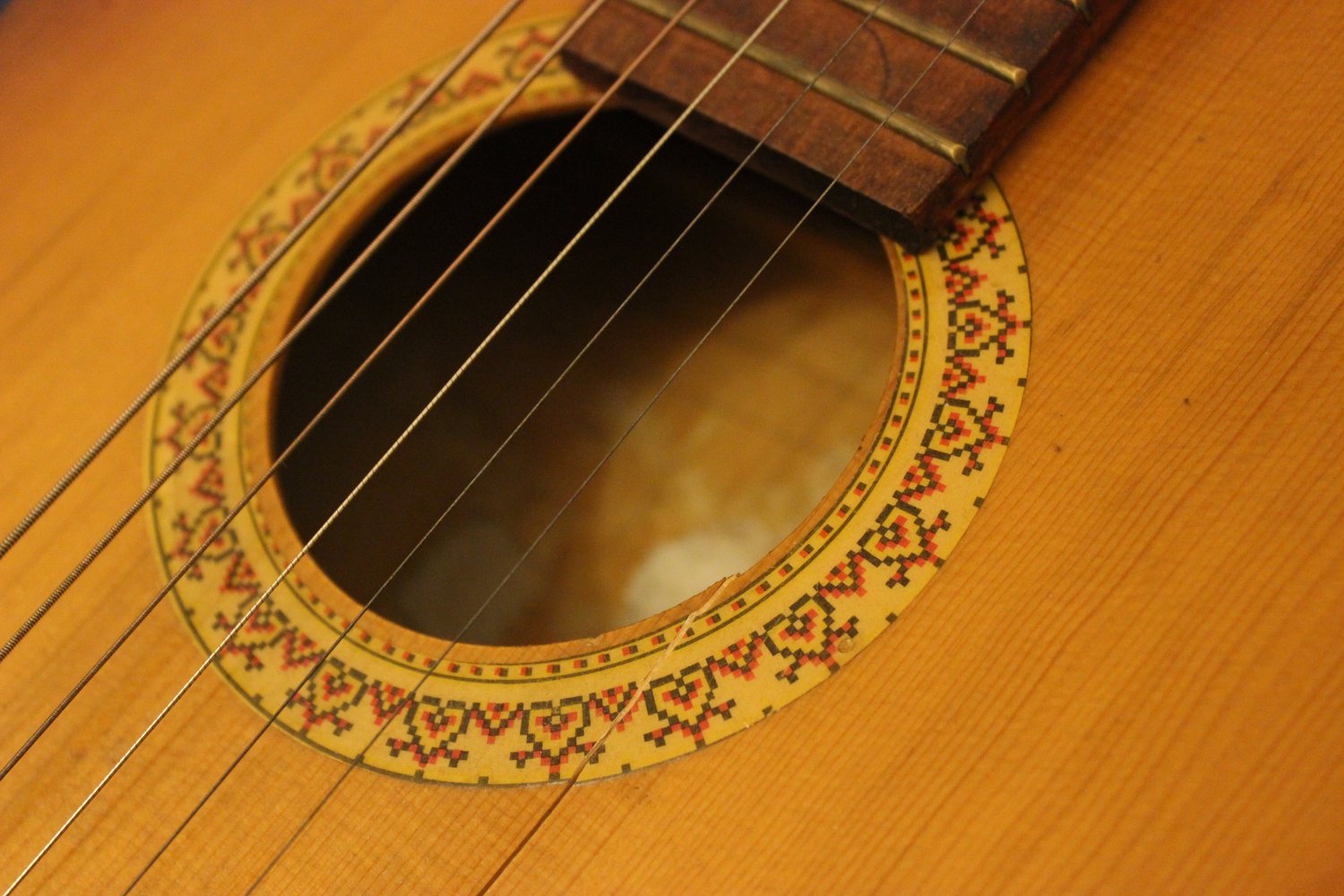 Image de guitare acoustique Gros plan d’une tête de guitare aux mécaniques brillantes