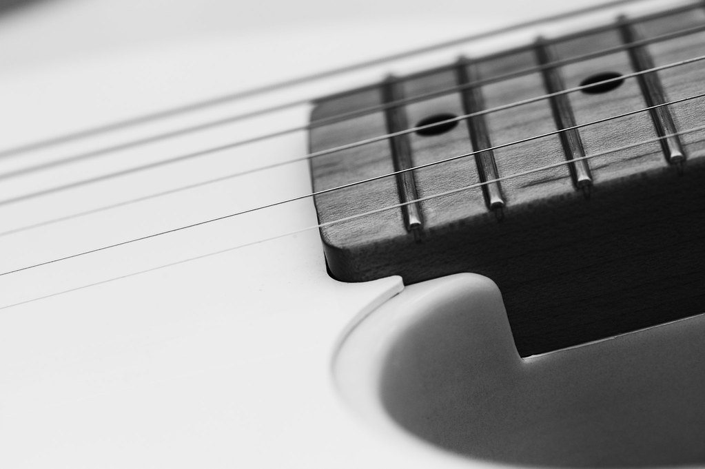 Image de guitare acoustique Un musicien joue de la guitare classique près d’un pupitre