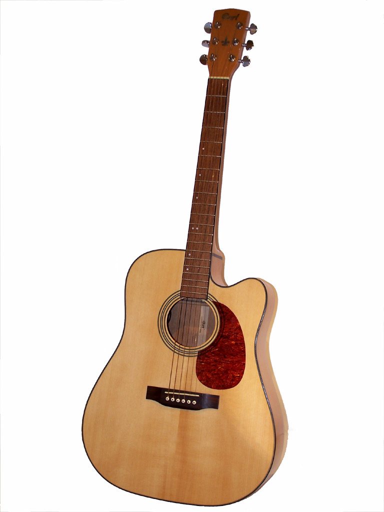 Image de guitare acoustique Gros plan sur la tête d’une guitare aux cordes détendues