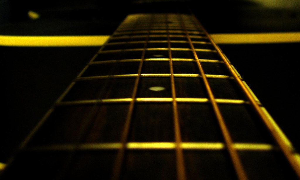 Gros plan en noir et blanc des cordes d’une guitare