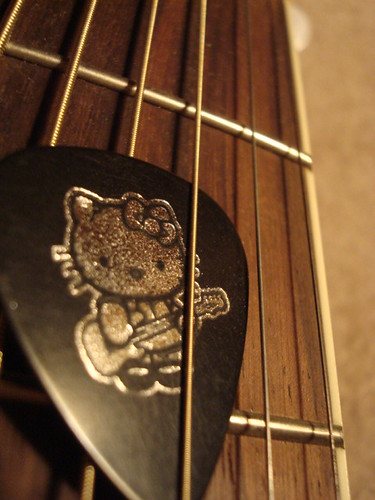 Gros plan sur la rosace et les cordes d’une guitare acoustique