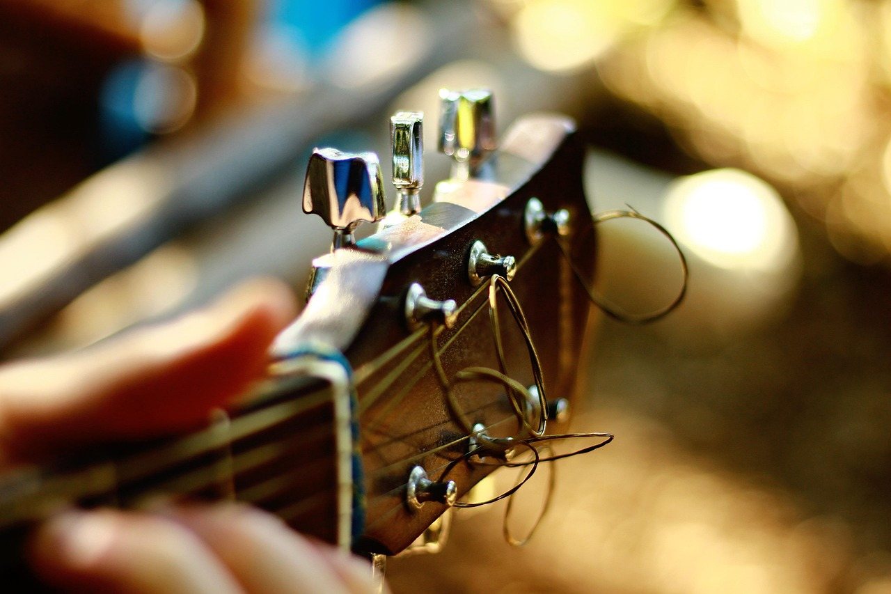 Gros plan sur la tête d’une guitare aux cordes détendues