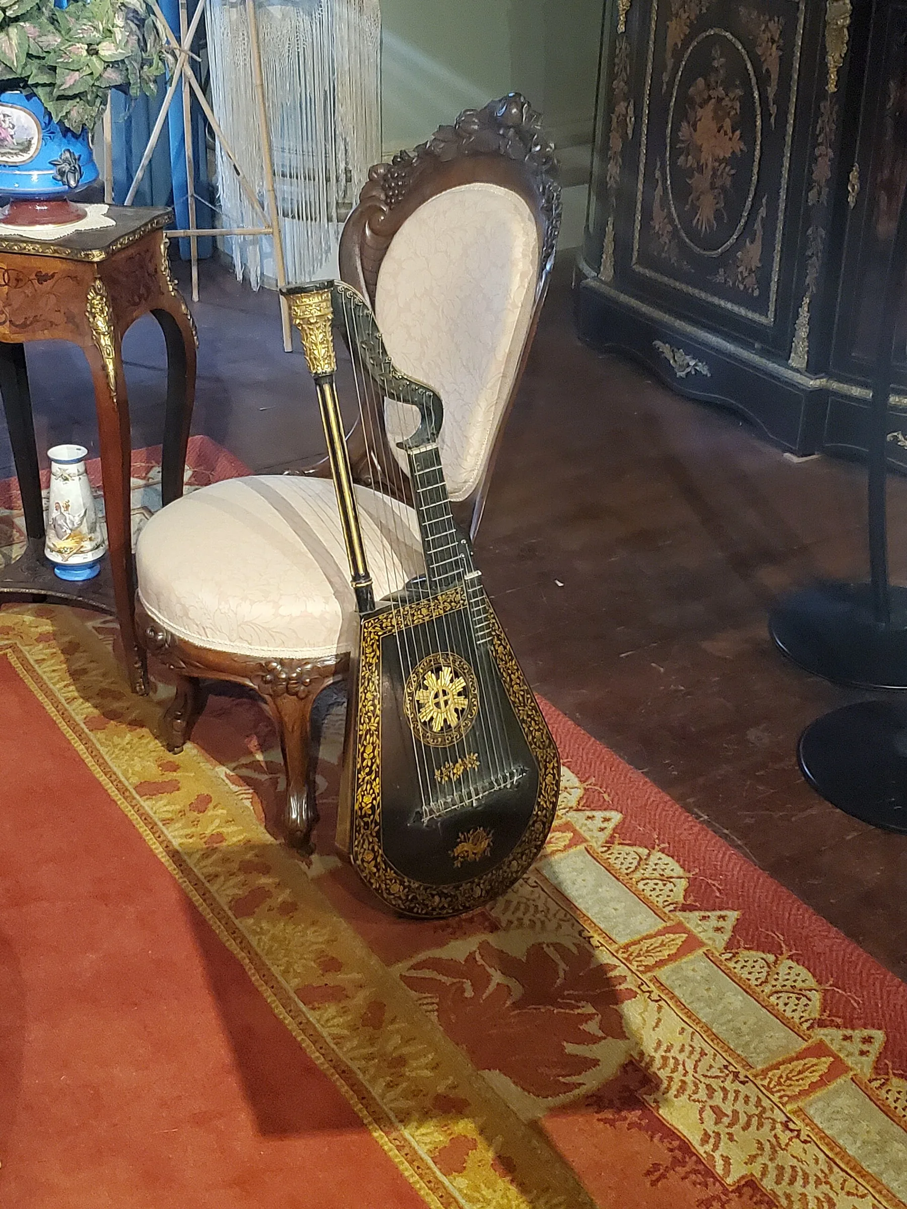 Guitare ancienne posée dans un salon Guitare ancienne posée dans un salon