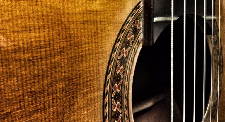 Accorder une guitare folk : méthode simple pour débutants