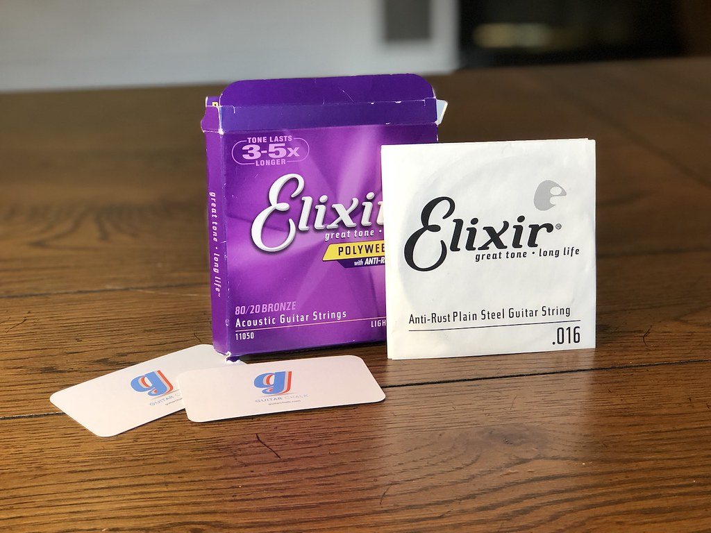 Acoustic guitar image boîtes of strings of guitar elixir posées on a soundboard wooden