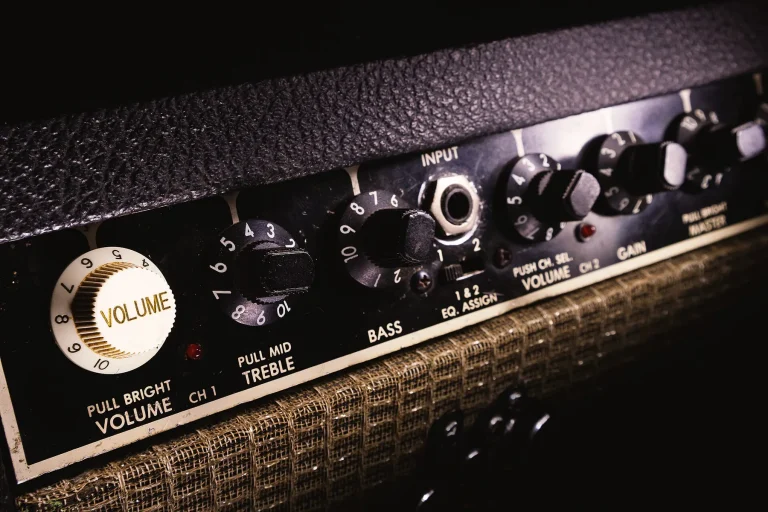 Capodastre pour guitare folk : comment bien l’utiliser