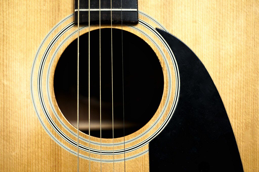 Acoustic guitar image close-up d’a guitariste en veste black jouant an acoustic guitar