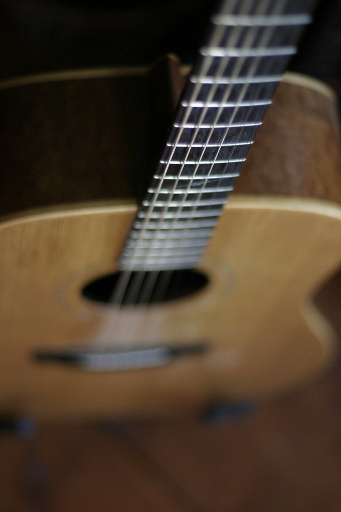 close-up flou the neck and of the caisse of an acoustic guitar