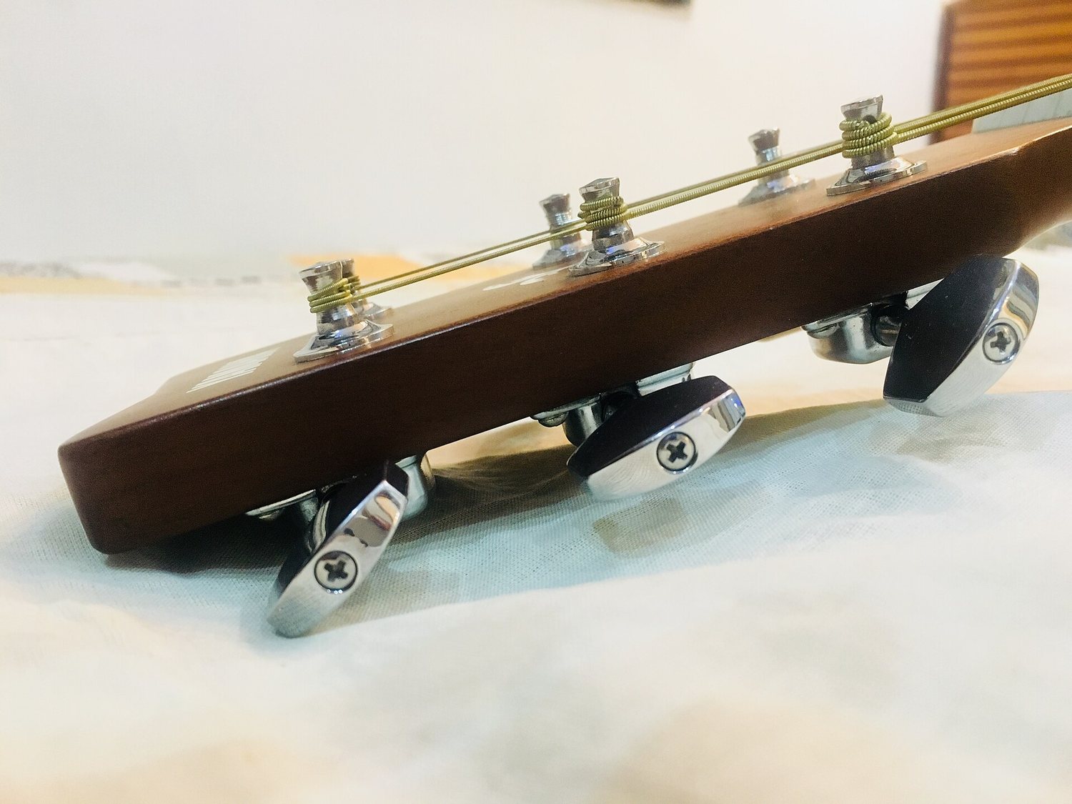 Image de guitare acoustique cordes et chevalet de guitare acoustique en bois