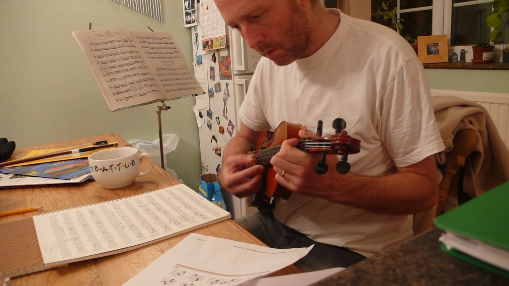 Folk Guitar Strap: How to Choose and Install It