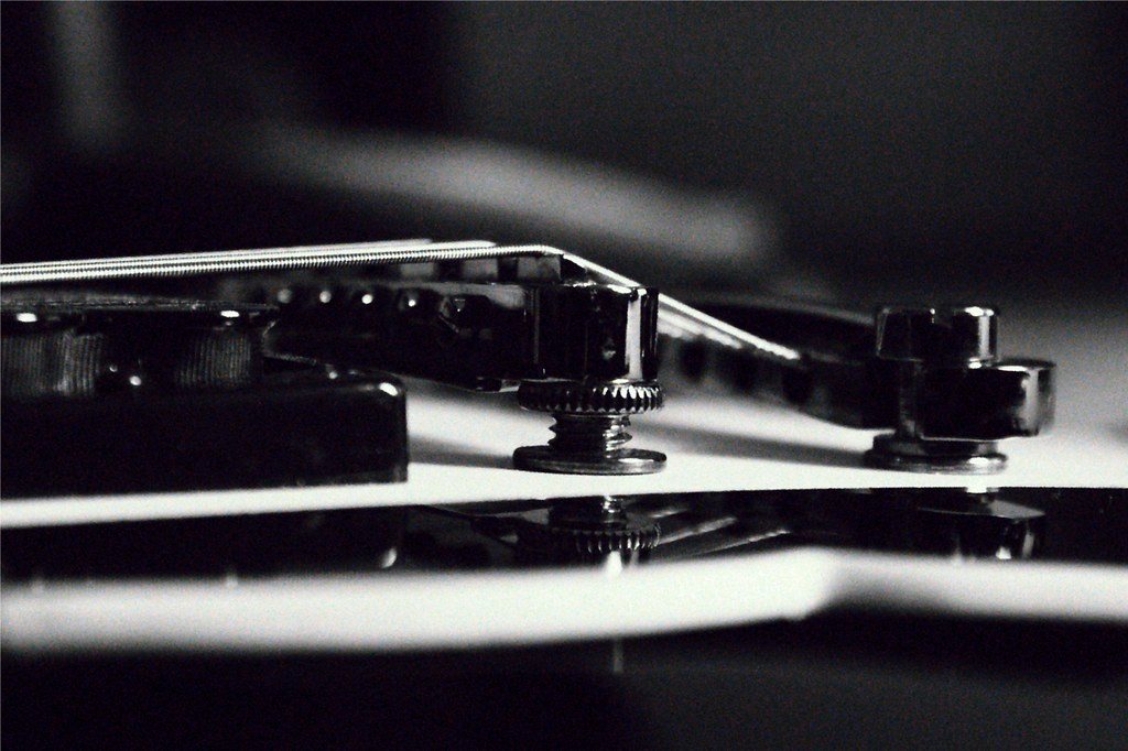 Image de guitare acoustique Gros plan sur la rosace, les cordes et la plaque noire