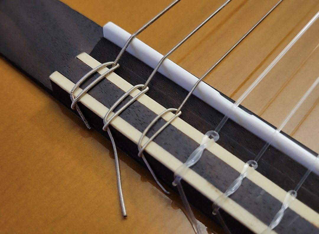 Image de guitare acoustique Gros plan sur les cordes et chevilles dorées d’une harpe