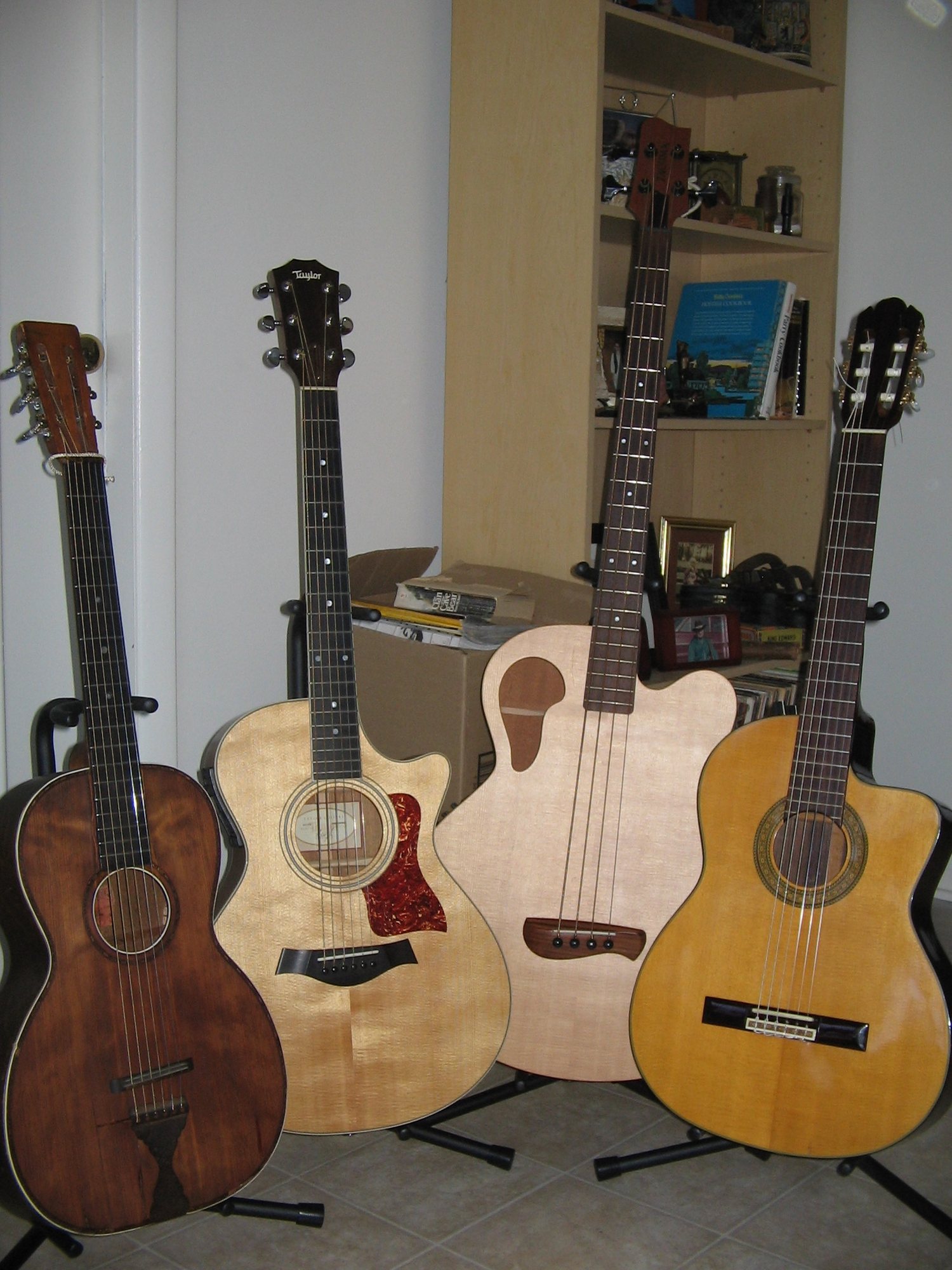 Acoustic guitar image guitar classical wooden resting dans l’herbe sèche