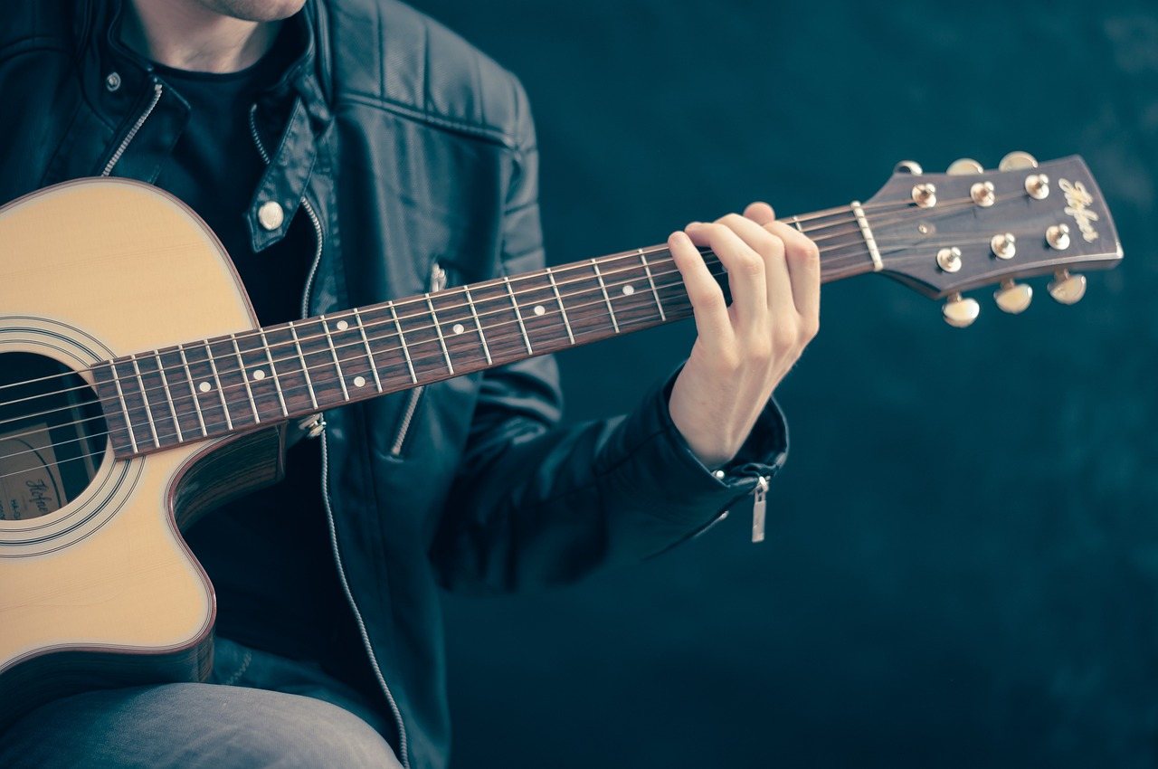 Acoustic guitar image guitar classical wooden resting dans l’herbe sèche
