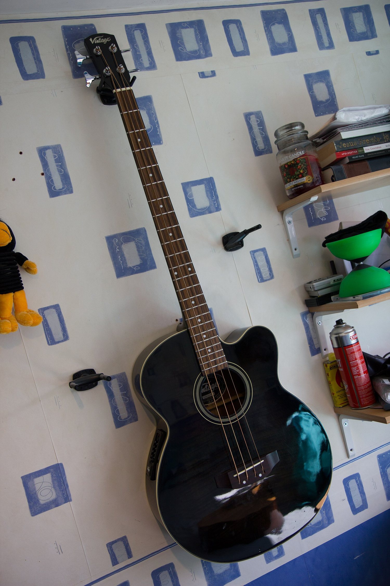 guitar classical wooden resting on a support dans a coin