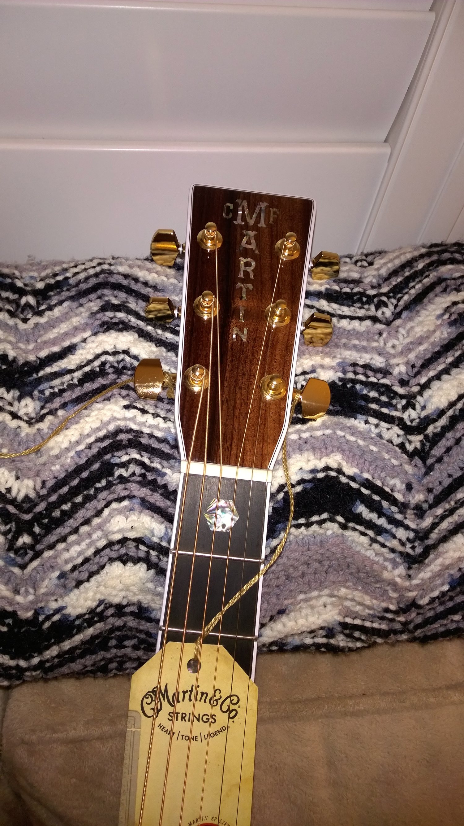 Image de guitare acoustique guitare acoustique avec capodastre près du manche en bois