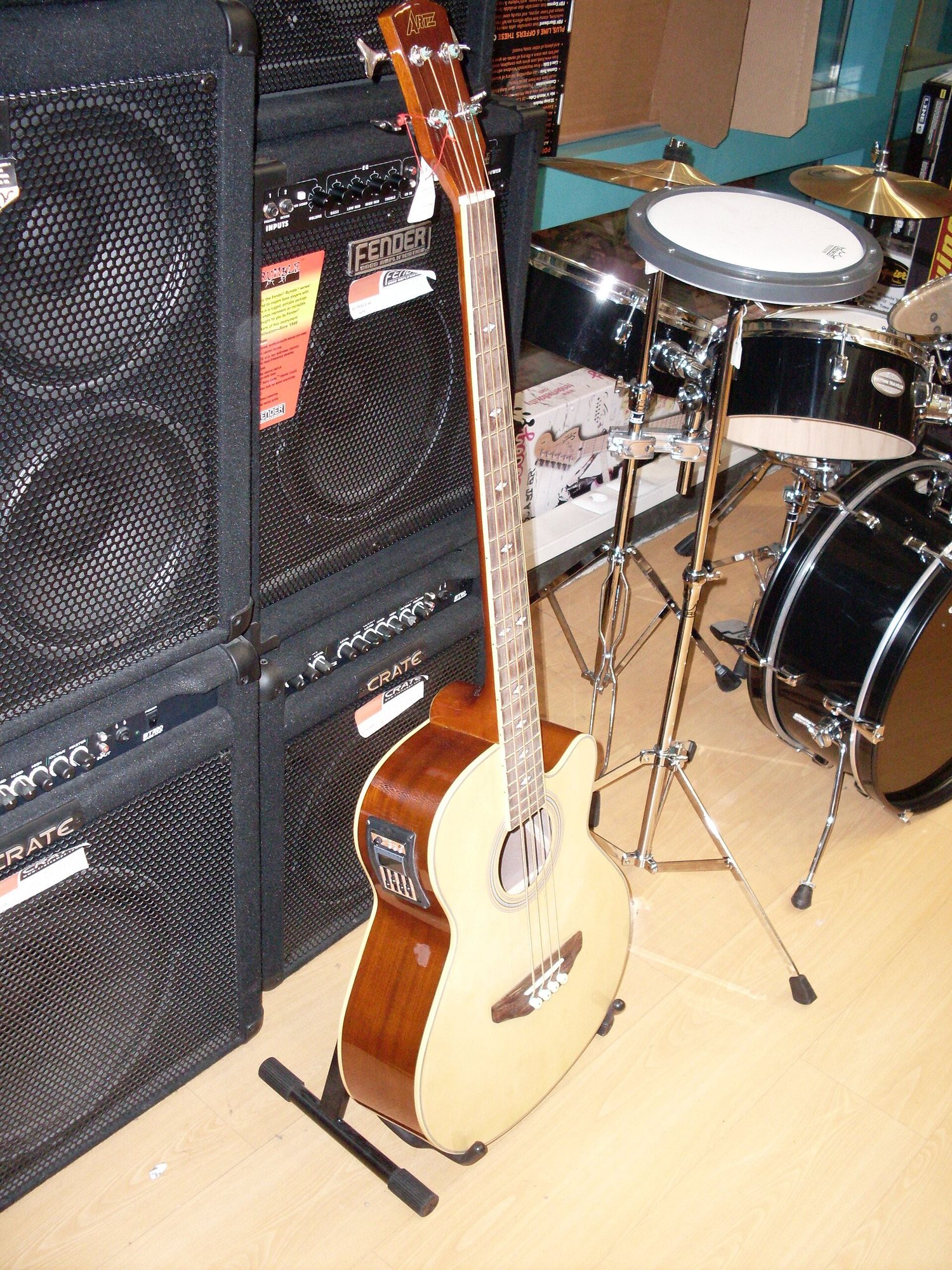 Guitare classique orange avec manche noir et mécaniques argentées