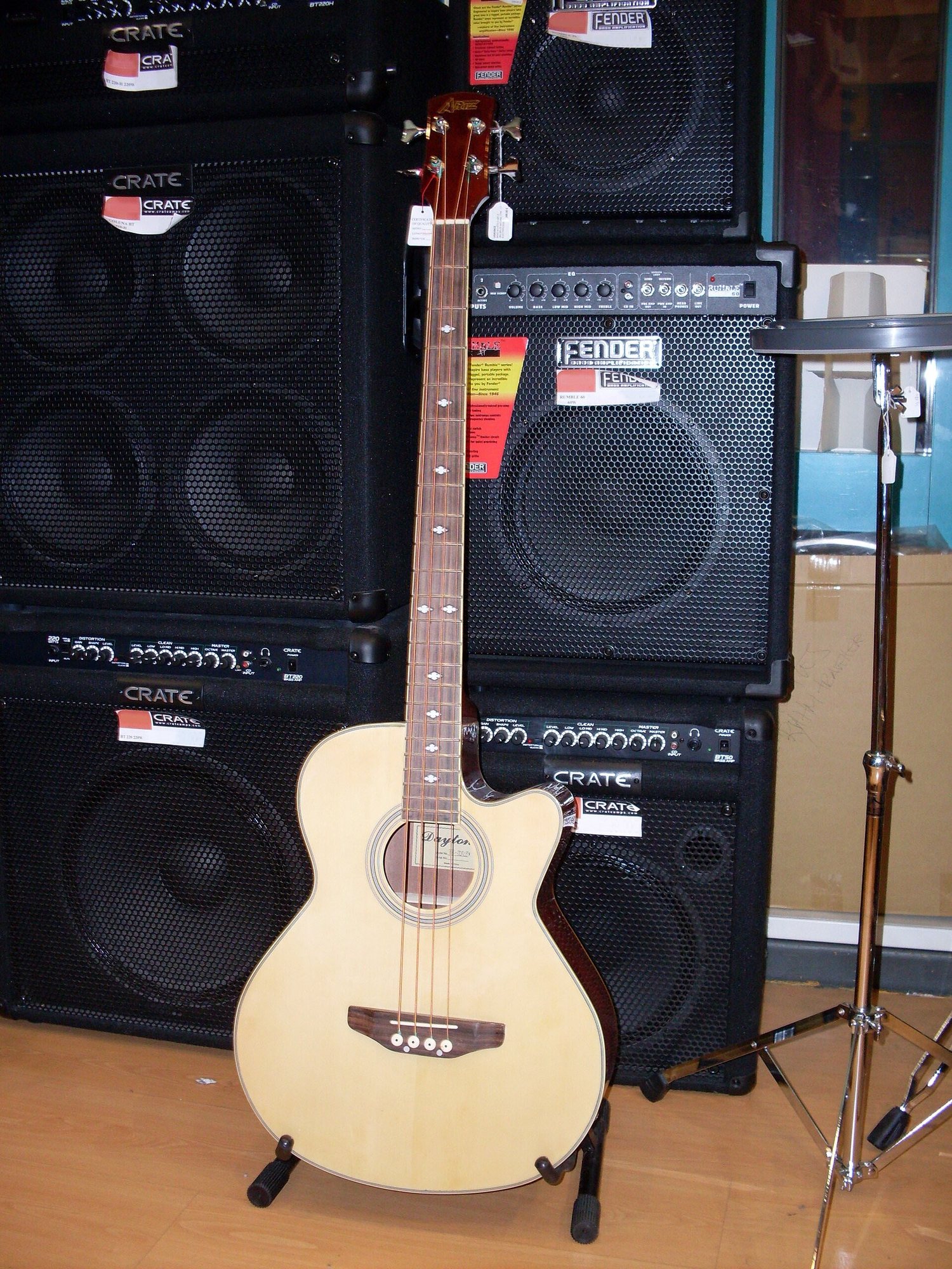 Image de guitare acoustique Guitare classique orange avec manche noir sur fond blanc