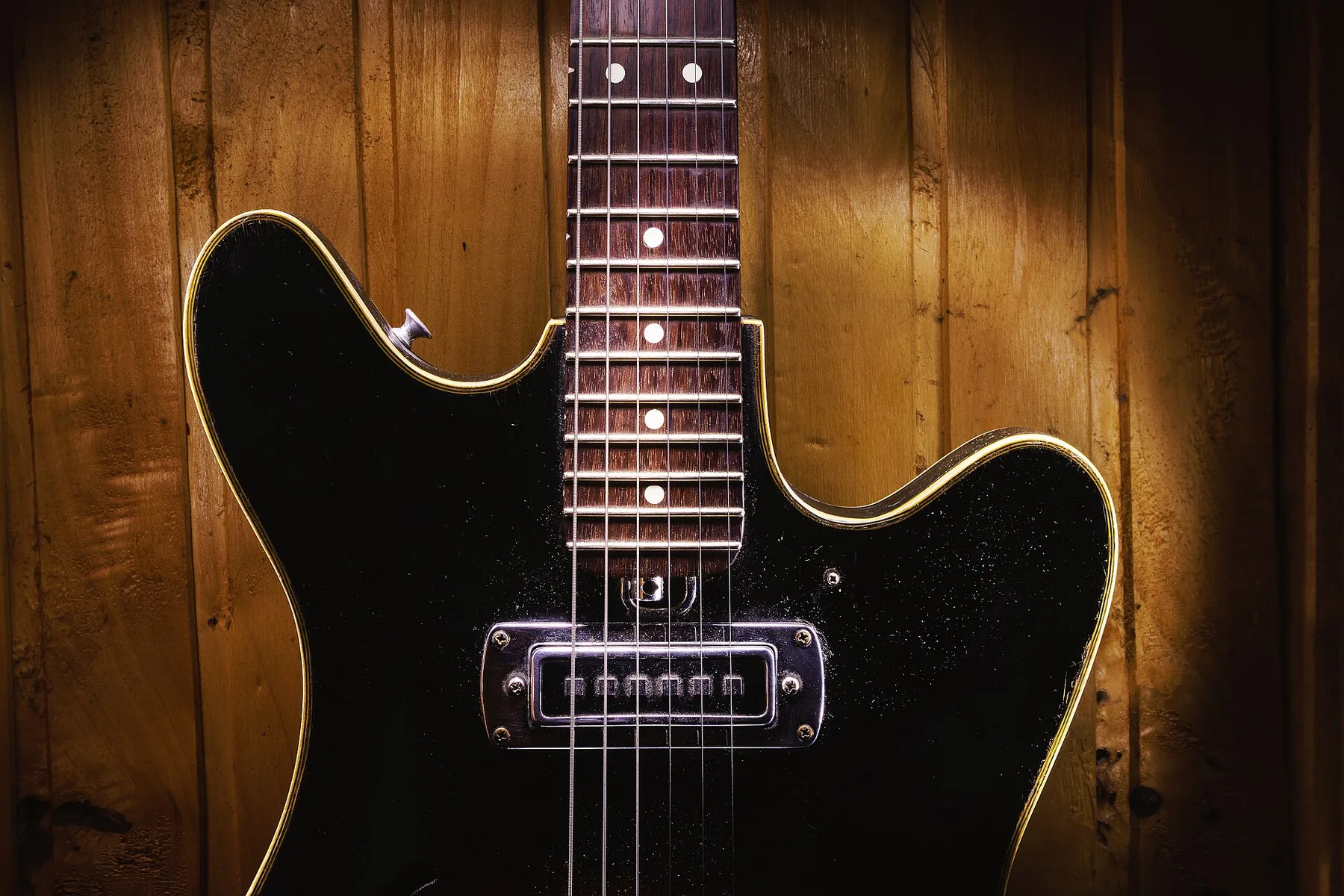 Guitare électrique noire en gros plan