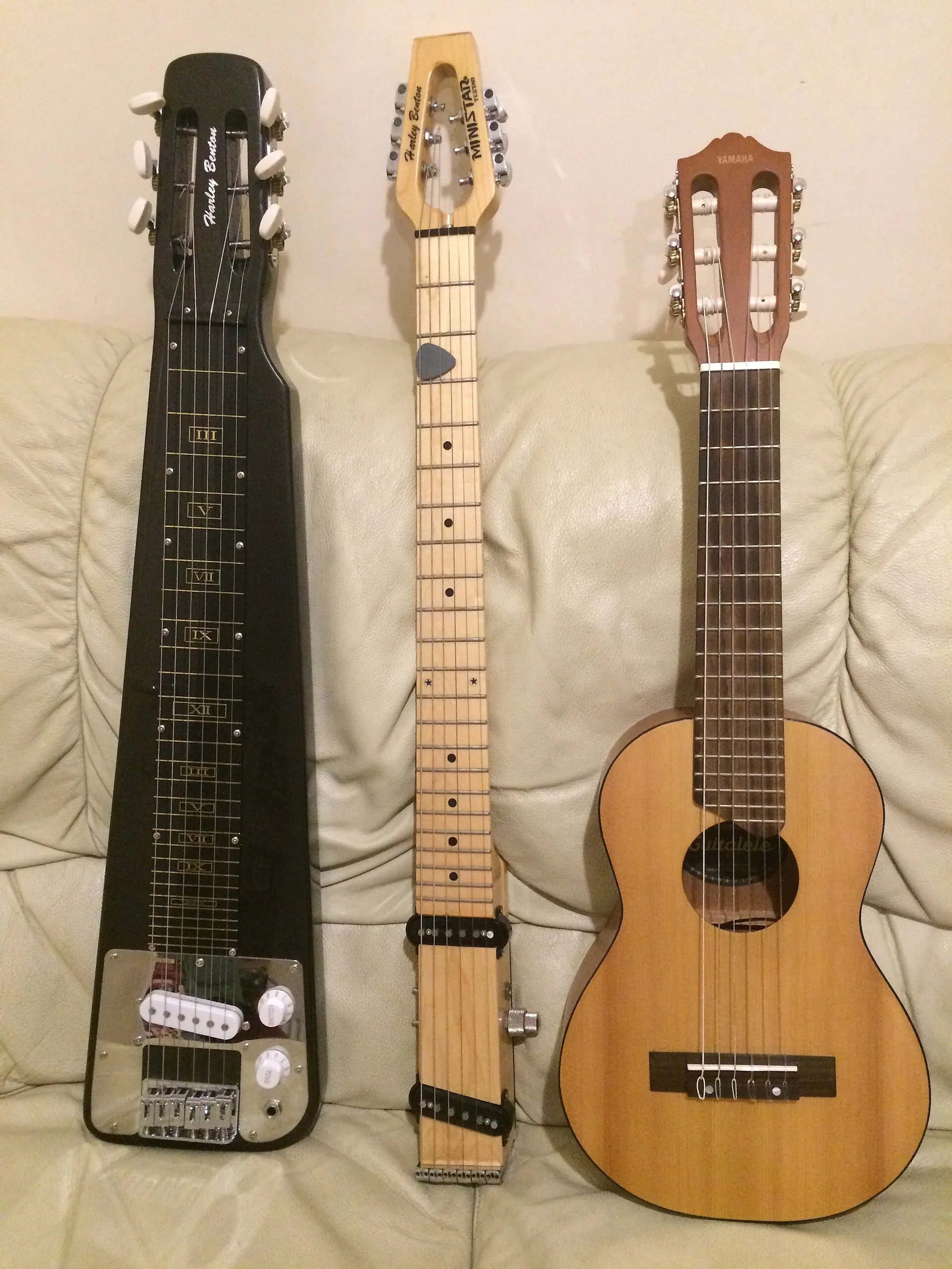 Guitares et lap steel sur canapé