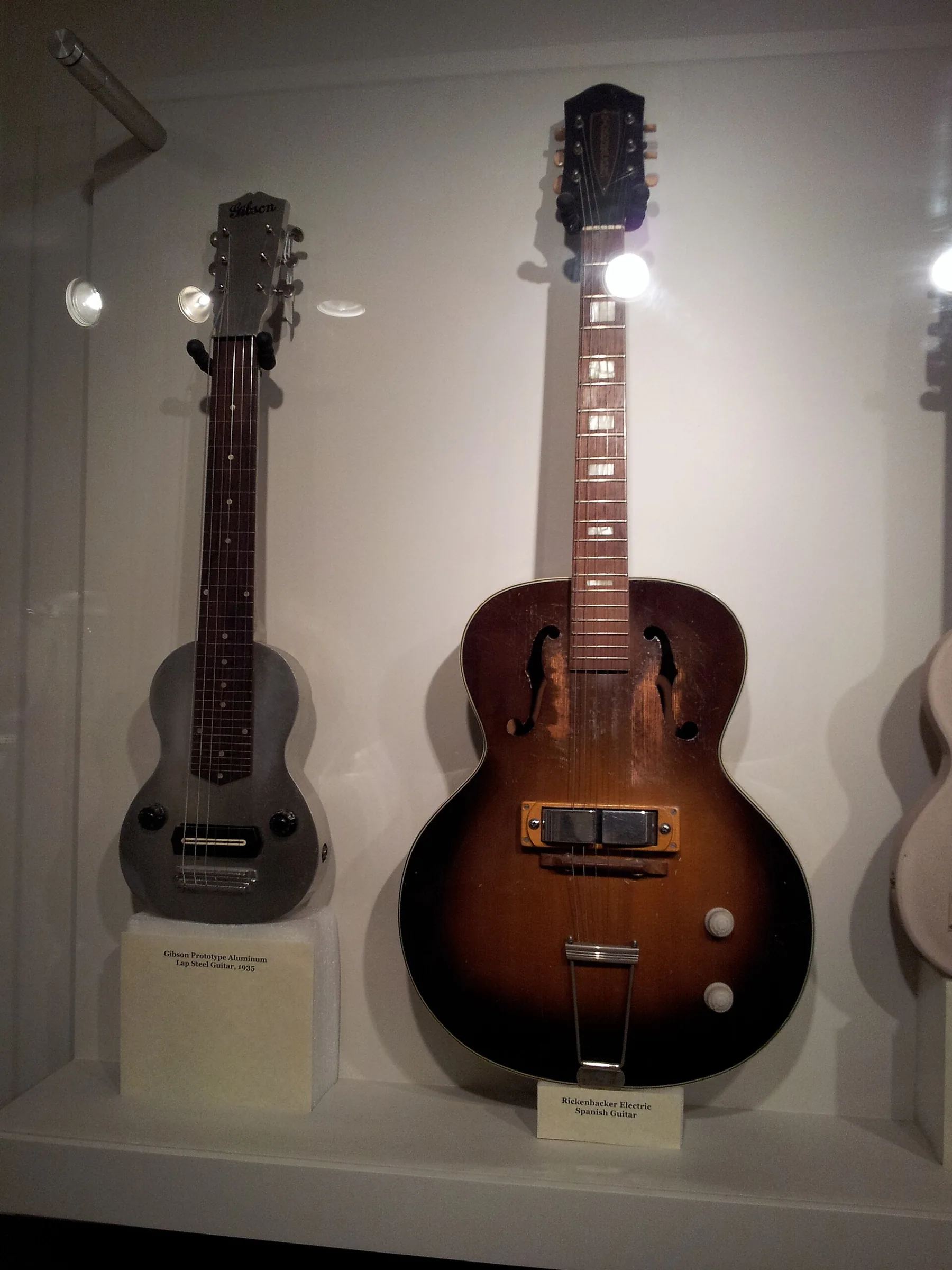Guitares folk et électriques en vitrine