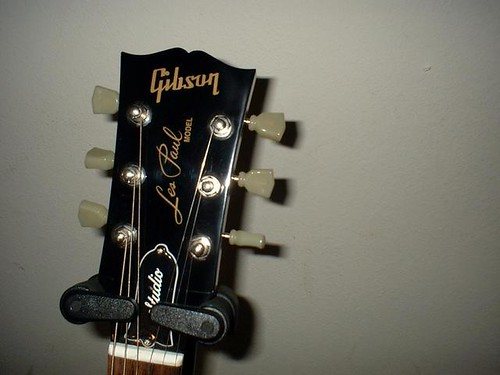 headstock of guitar gibson the paul black with tuning pegs crème visible