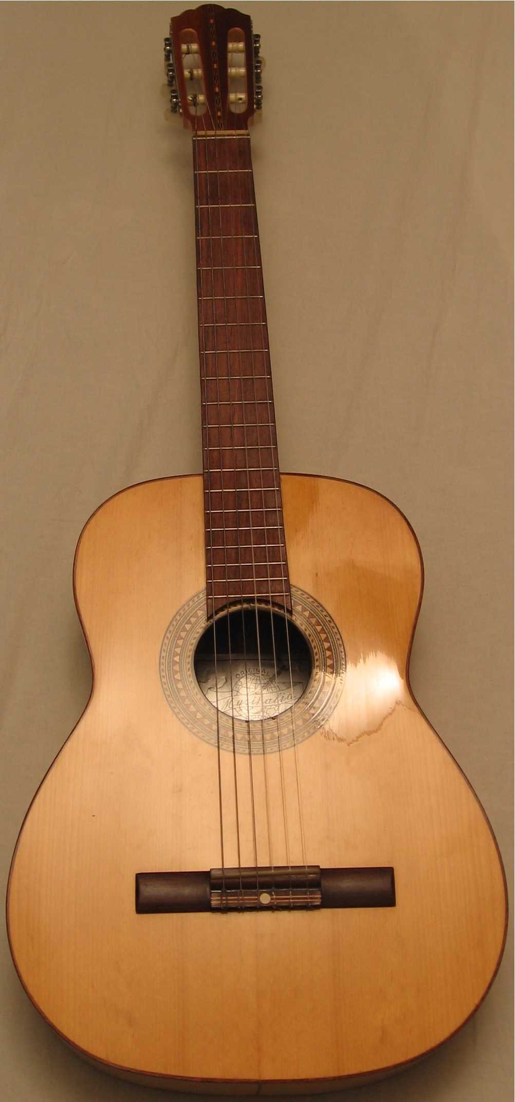 Image de guitare acoustique main de musicien plaçant un capodastre sur manche de guitare