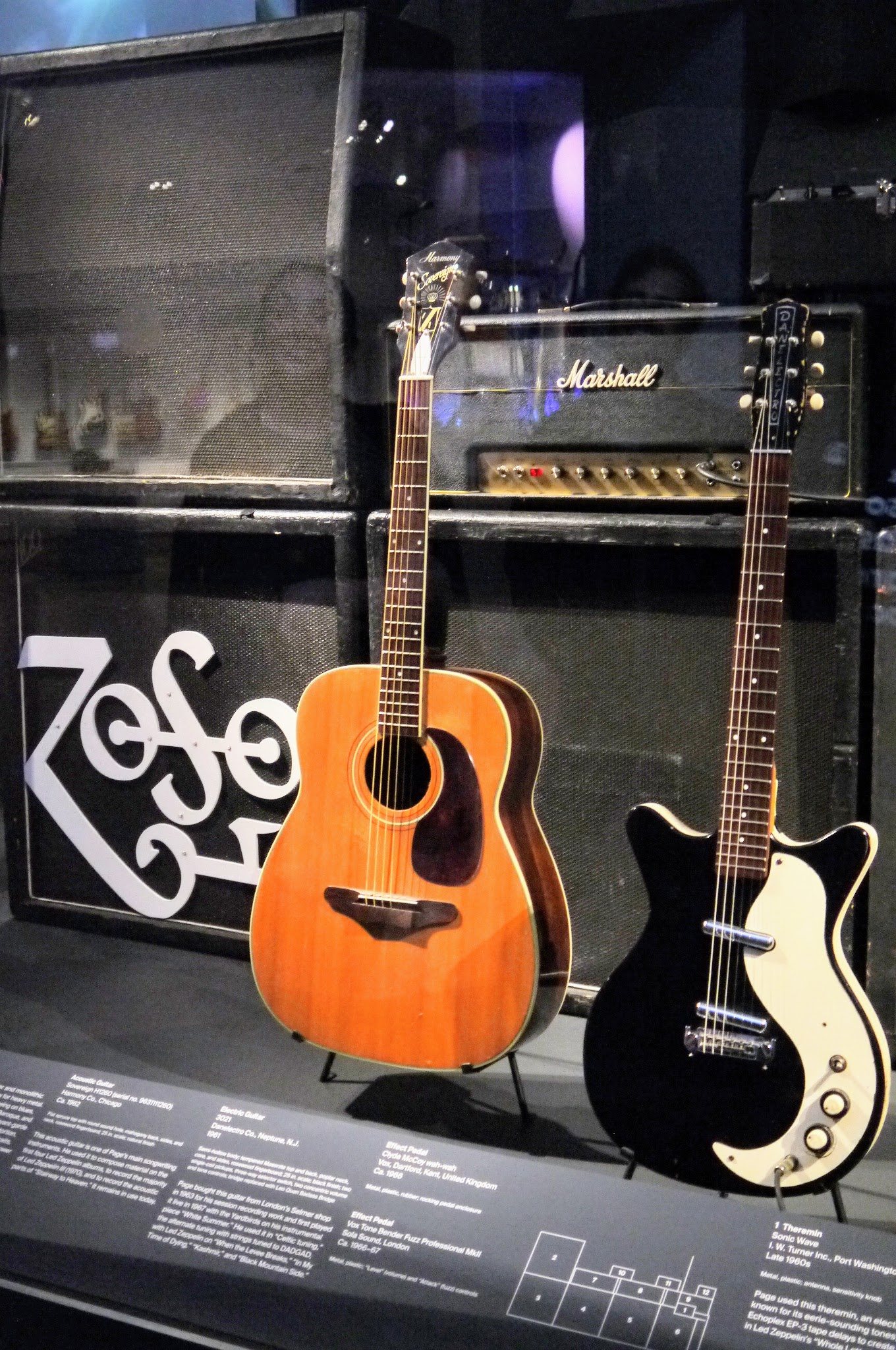 Image de guitare acoustique manche de guitare folk avec cordes et frettes visibles