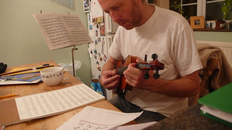 Sangle de guitare folk : bien la choisir et l’installer