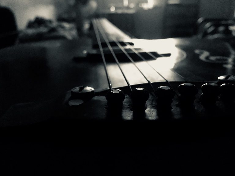 Which String Gauge Should You Choose for a Folk Guitar?