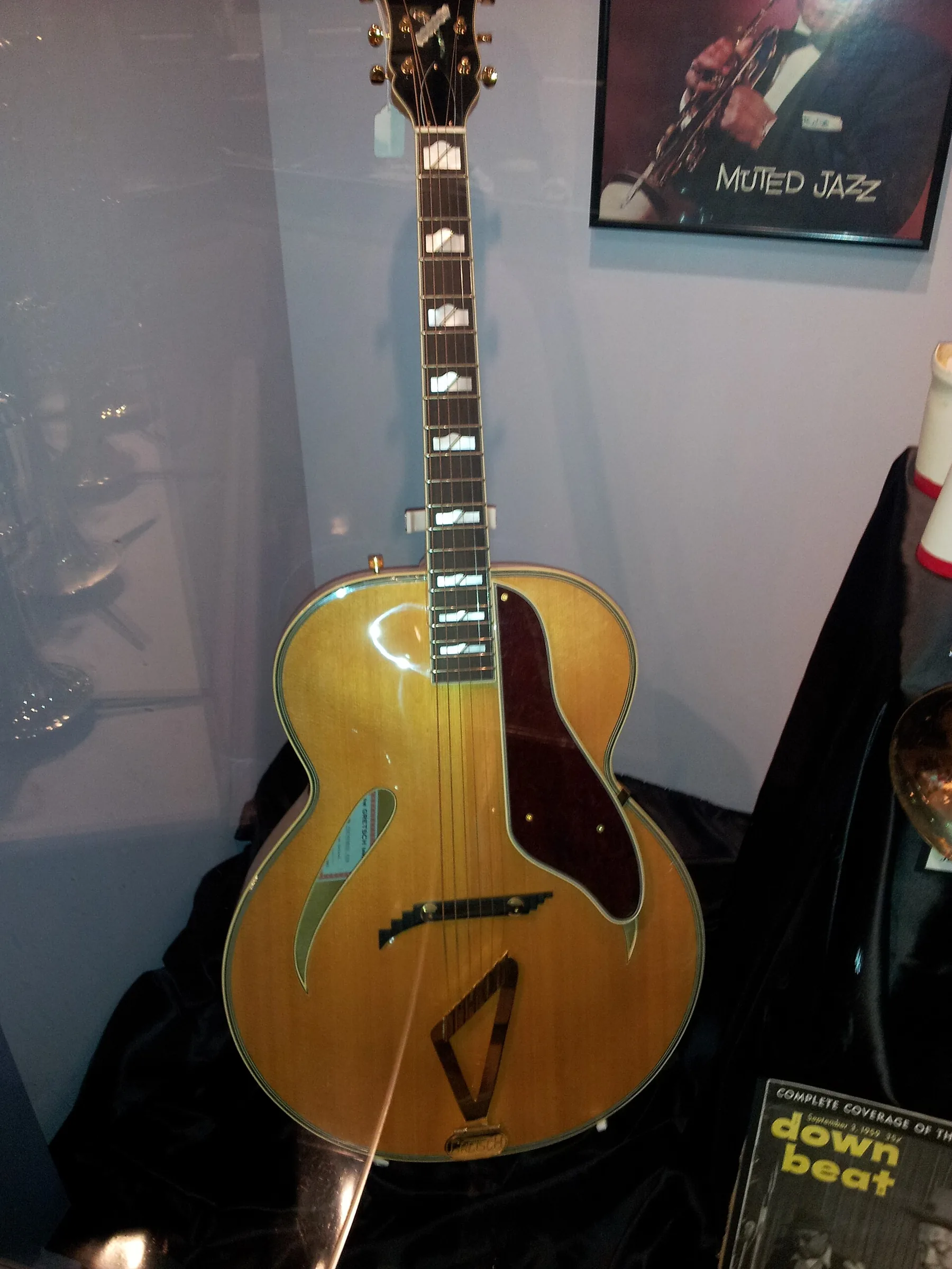 Guitare acoustique archtop avec cordes Guitare acoustique archtop avec cordes