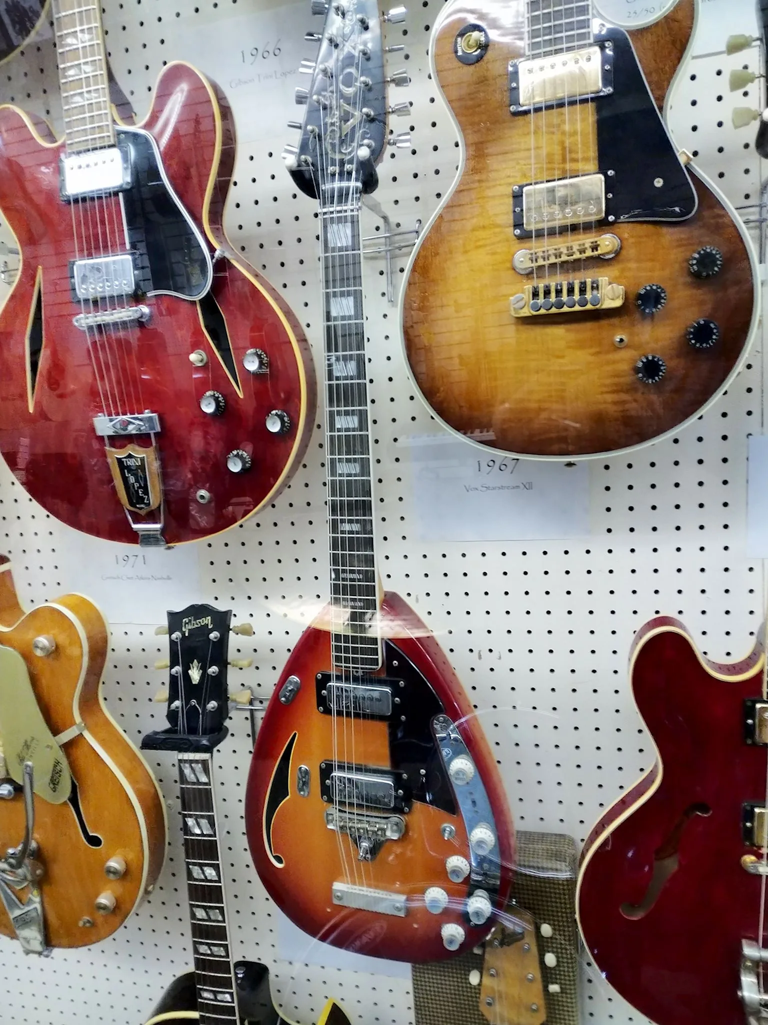 Guitares vintage exposées en magasin Guitares vintage exposées en magasin