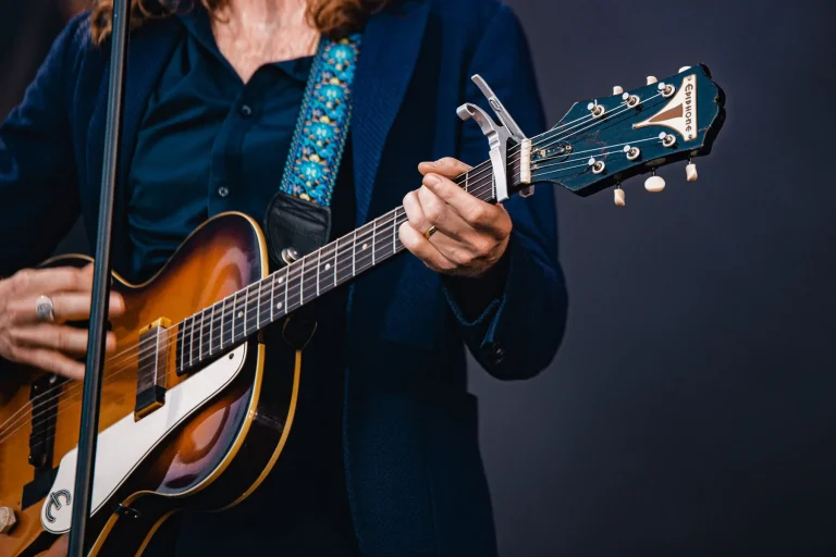 Réglage d’une guitare folk : les points à vérifier