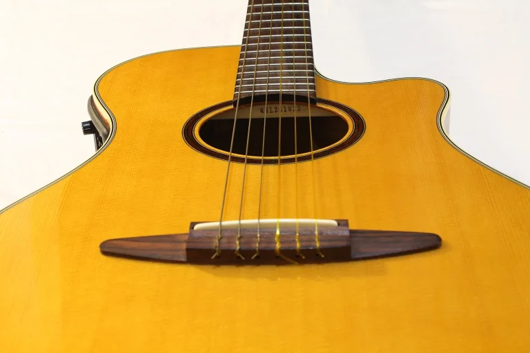 Apprendre la guitare folk : par où commencer