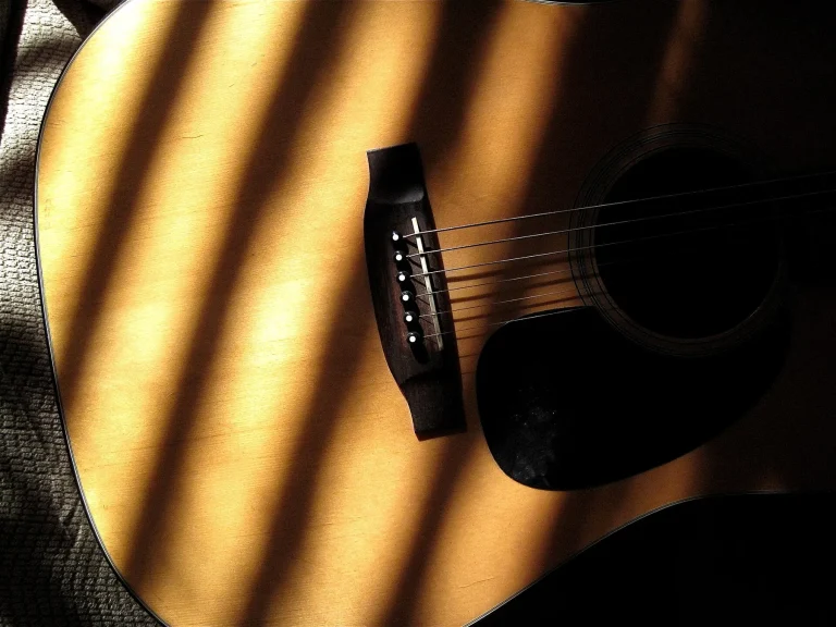Guitare folk de voyage : avantages et limites