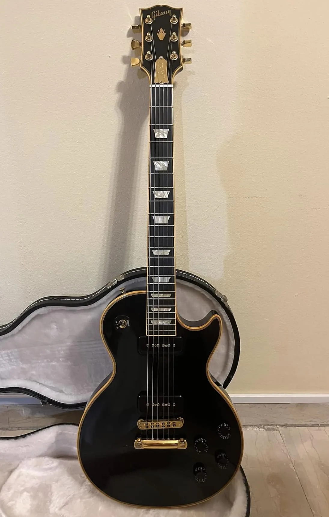 Guitare noire pour cours de guitare Guitare noire pour cours de guitare