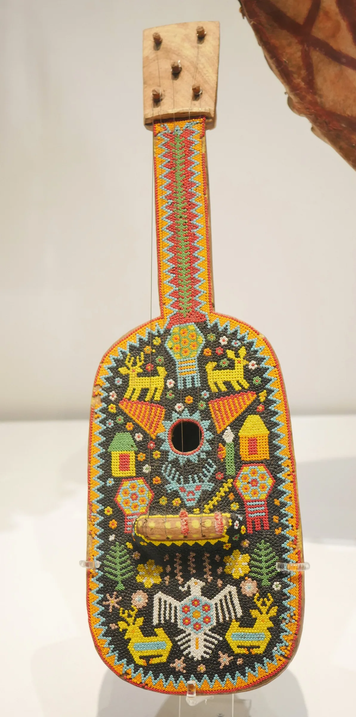 Petite guitare acoustique décorée