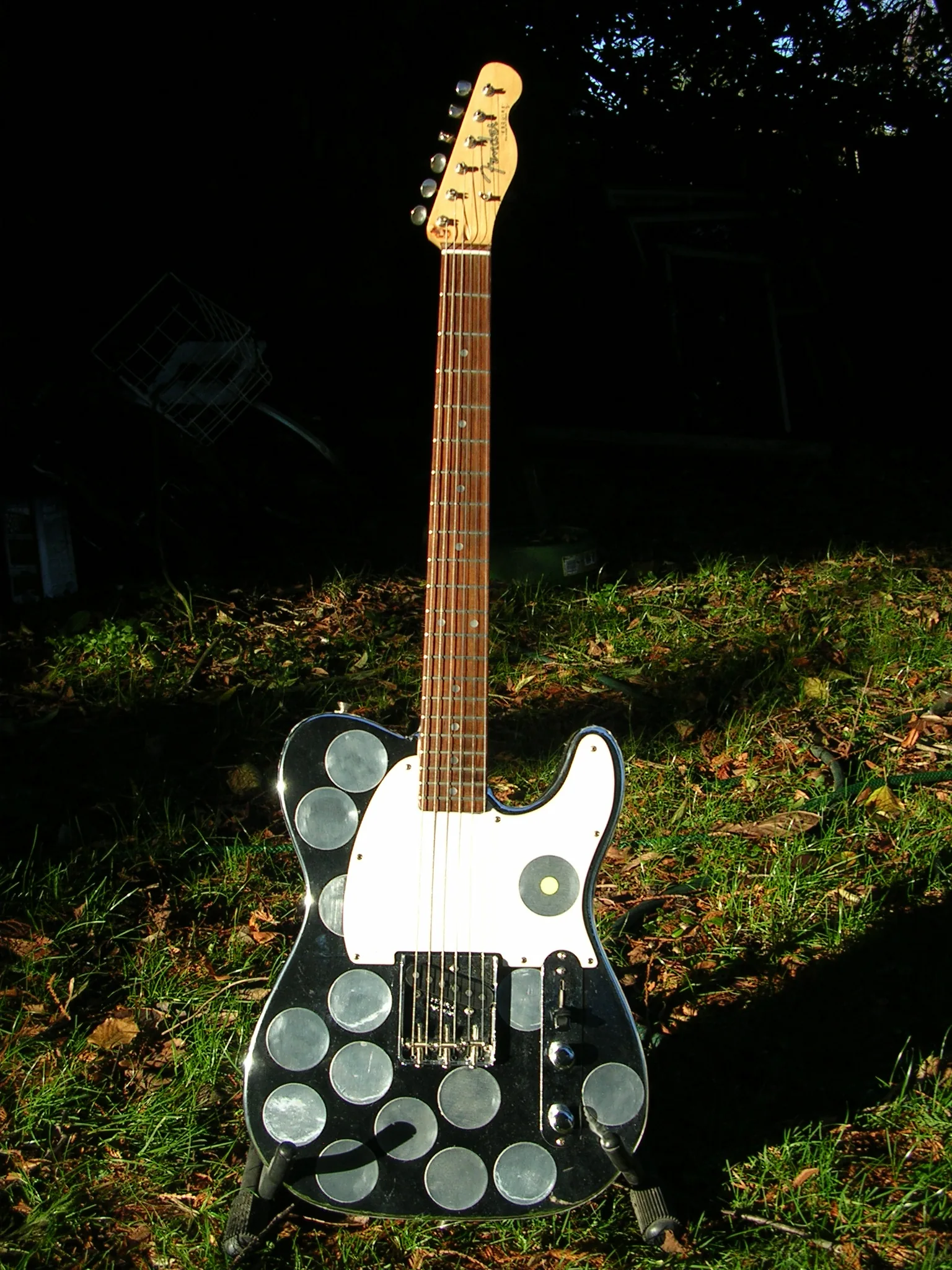 Guitare Fender noire sur support Guitare Fender noire sur support