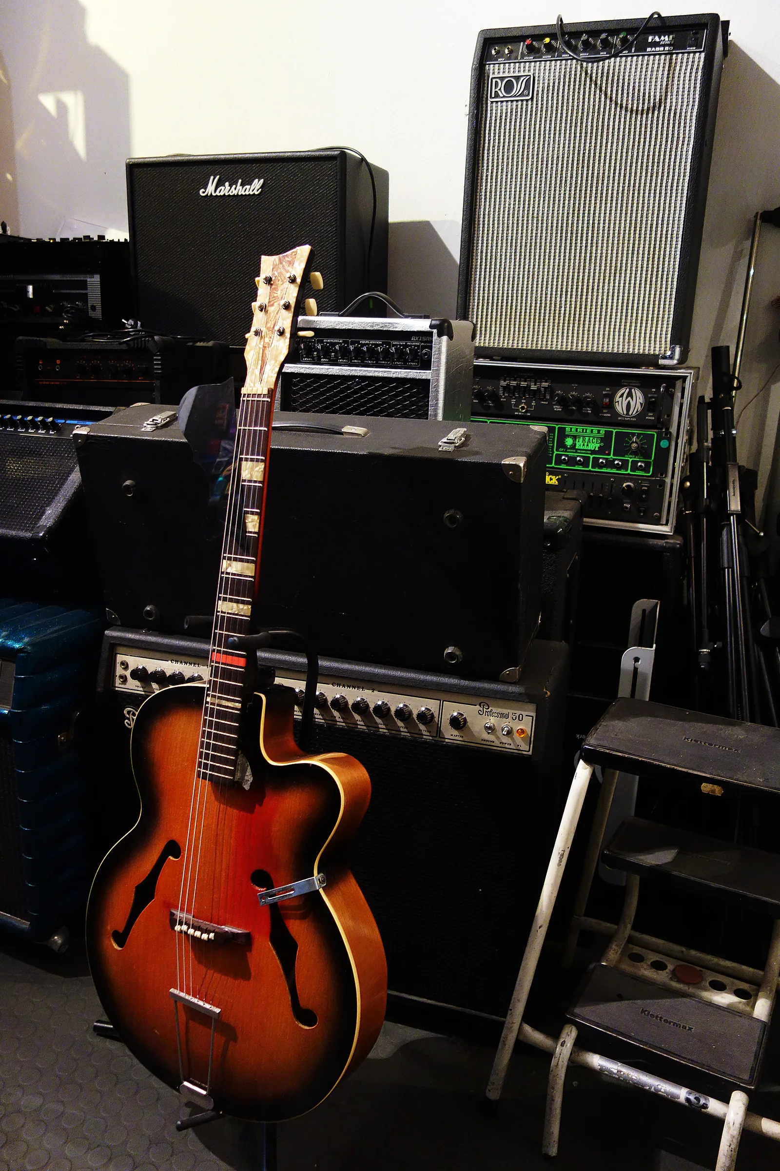 Guitare folk devant amplis vintage Guitare folk devant amplis vintage