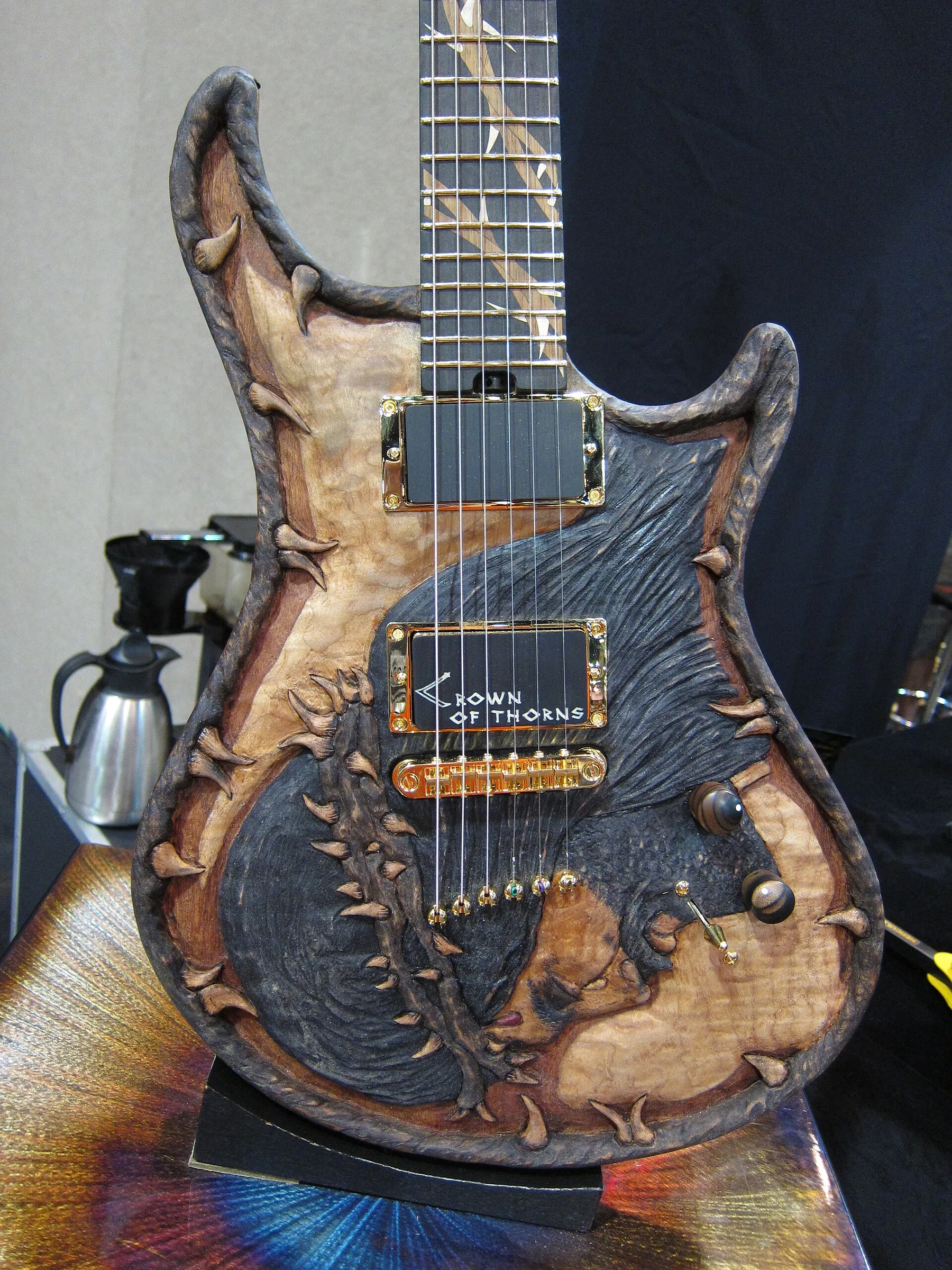 Guitare sculptée sur support noir Guitare sculptée sur support noir
