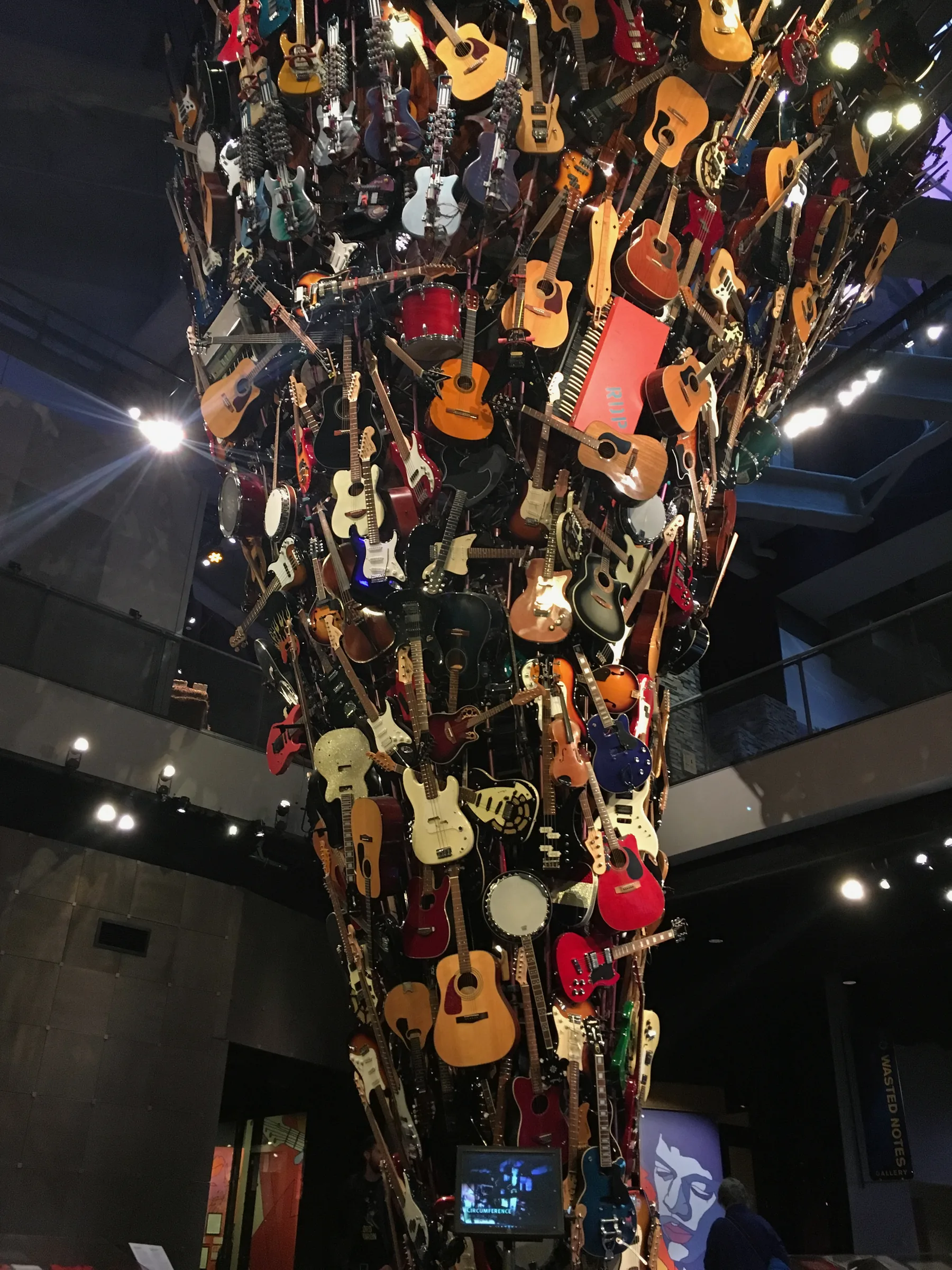 Installation de guitares acoustiques suspendues Installation de guitares acoustiques suspendues