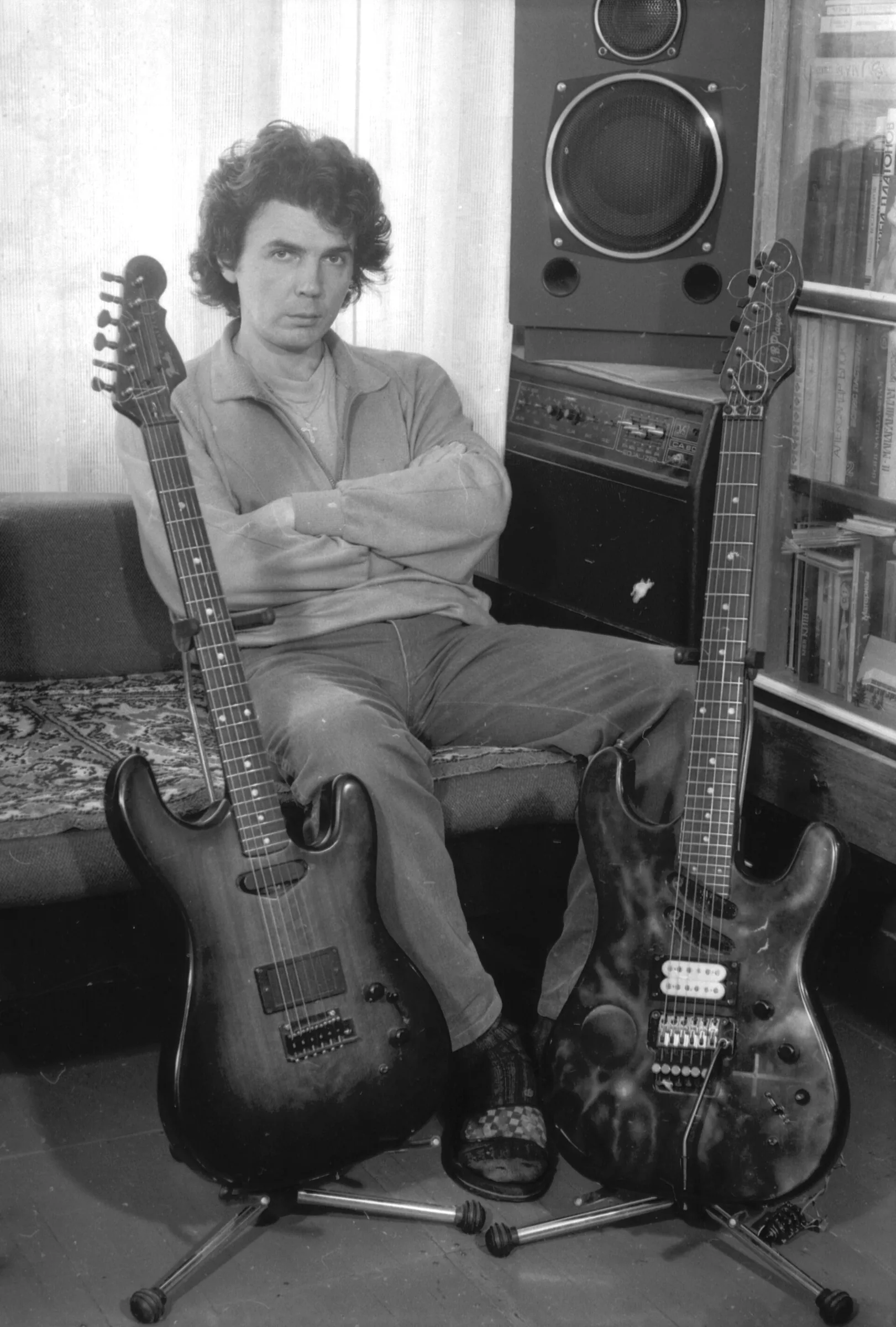 Musicien assis avec deux guitares Musicien assis avec deux guitares